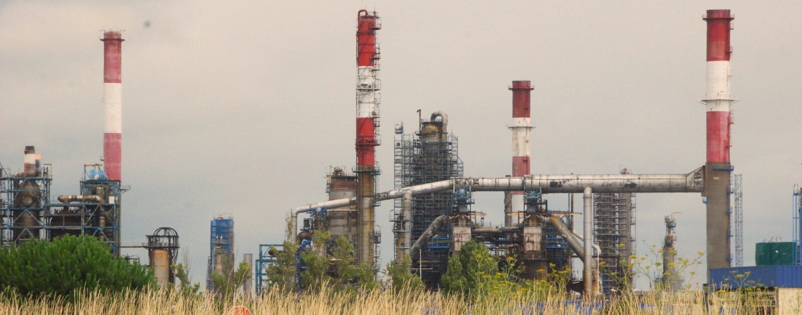 Installations de la raffinerie de Donges dans l'estuaire de la Loire