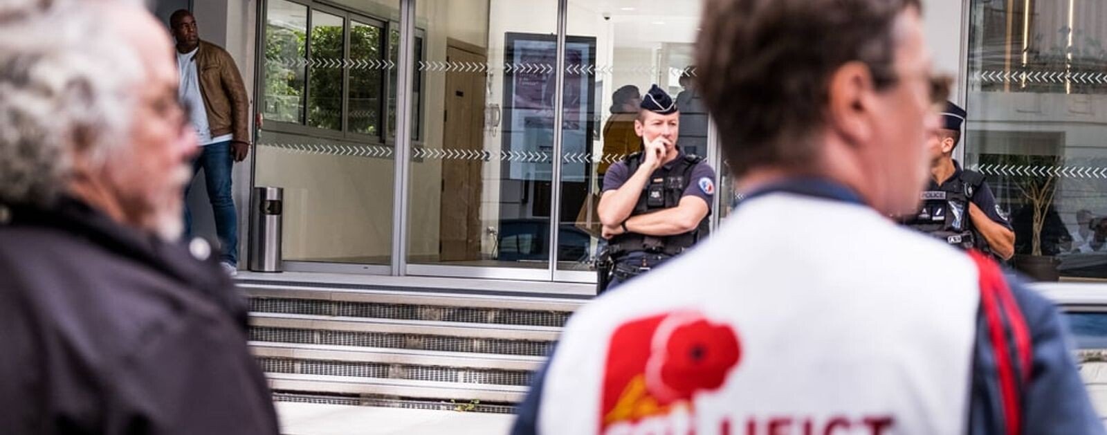 Photographie d'illustration : entrée d'un bâtiment de l'Agirc-Arrco et représentants syndicaux, archive La Tribune