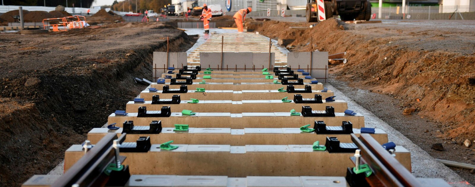 Photo réelle des travaux de pose des rails des futures lignes de tramway 6 et 7 à Rezé