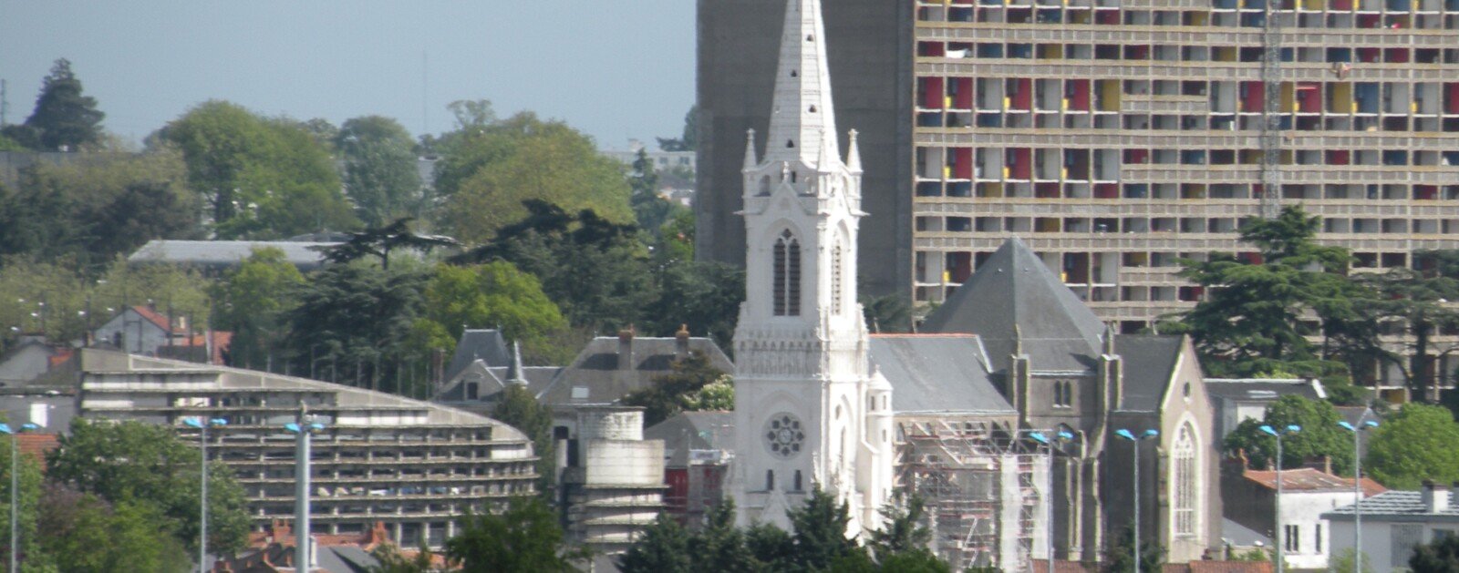 Centre-ville de Rezé avec la mairie et l'église Saint-Pierre