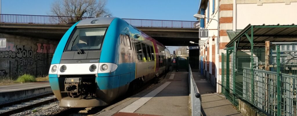 Rezé : une fresque retrace l’histoire du rail sous la quatre-voies à Pont-Rousseau