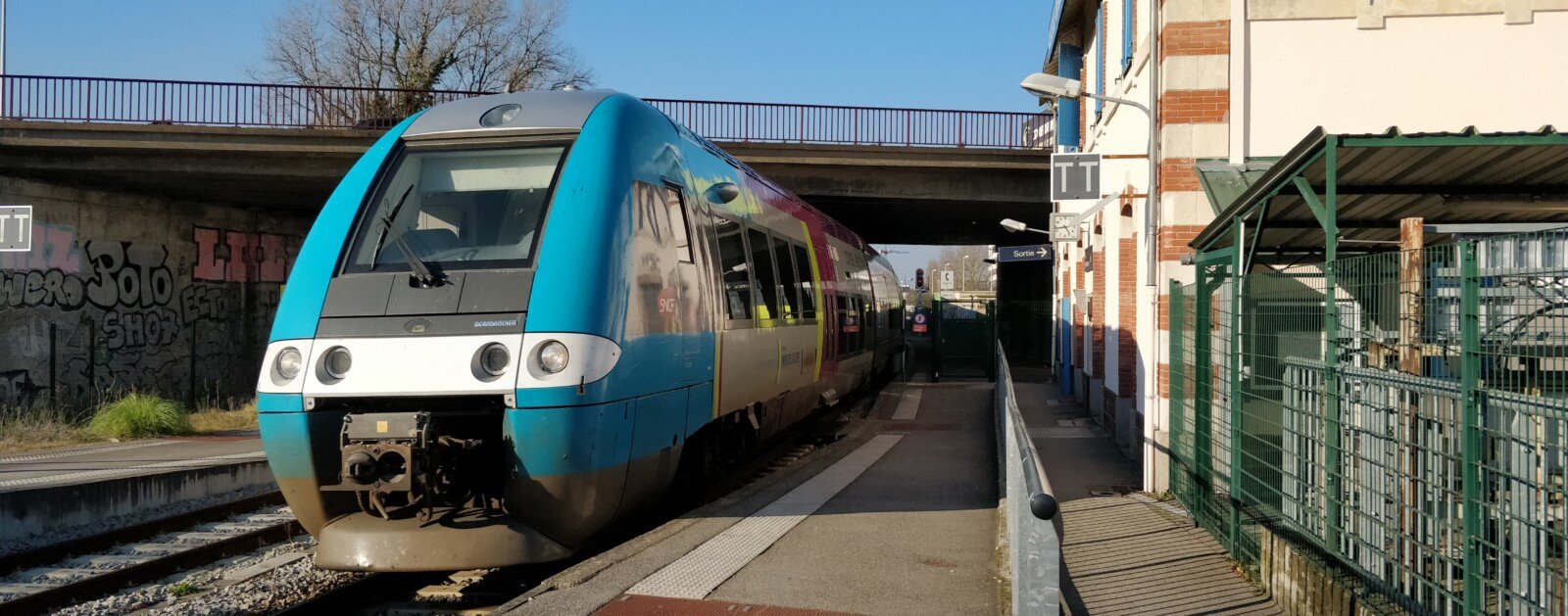 Photographie d'archives de la gare de Rezé-Pont-Rousseau, à proximité de la nouvelle fresque ferroviaire, non représentée sur cette image ; source Wikimedia Commons