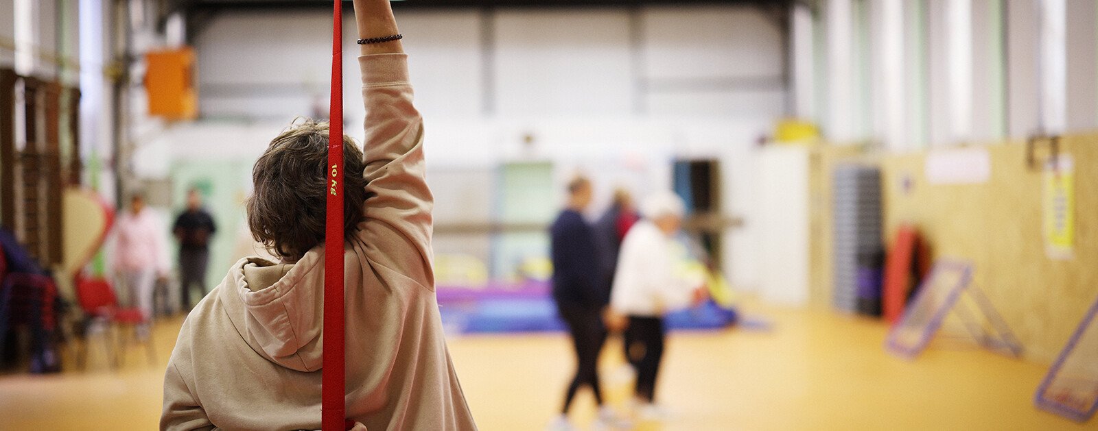 Une participante réalise un exercice adapté pendant une séance à la Maison sport-santé de Rezé.