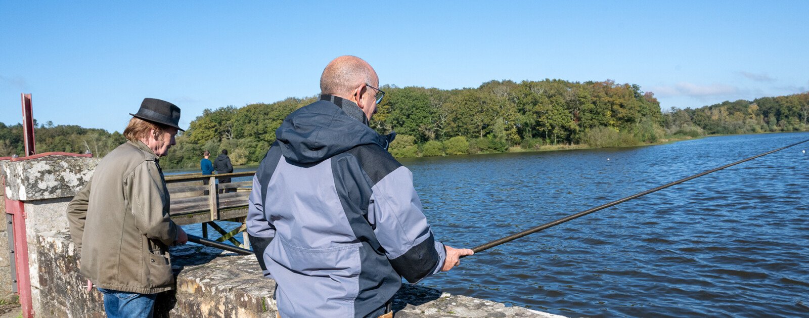 Pêcheurs au bord de l'étang de la Provostière à Riaillé, en Loire-Atlantique