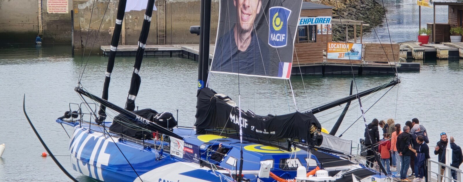 Le voilier Macif santé prévoyance de Charlie Dalin aux Sables-d'Olonne avant le Vendée Globe 2024-2025