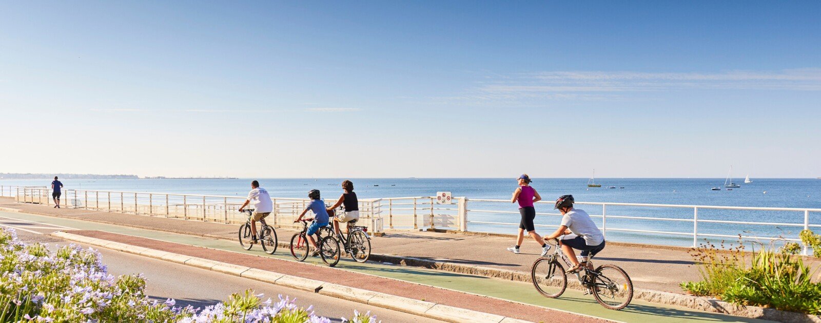 Cyclistes sur un itinéraire côtier de Loire-Atlantique