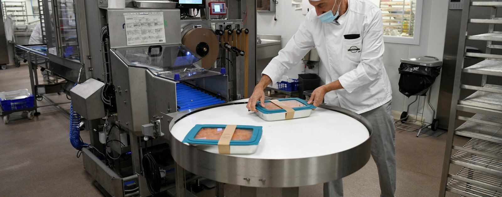 Ligne de conditionnement de bacs en inox dans la cuisine centrale UPAM de Saint-Nazaire en 2026, photo Christian Robert
