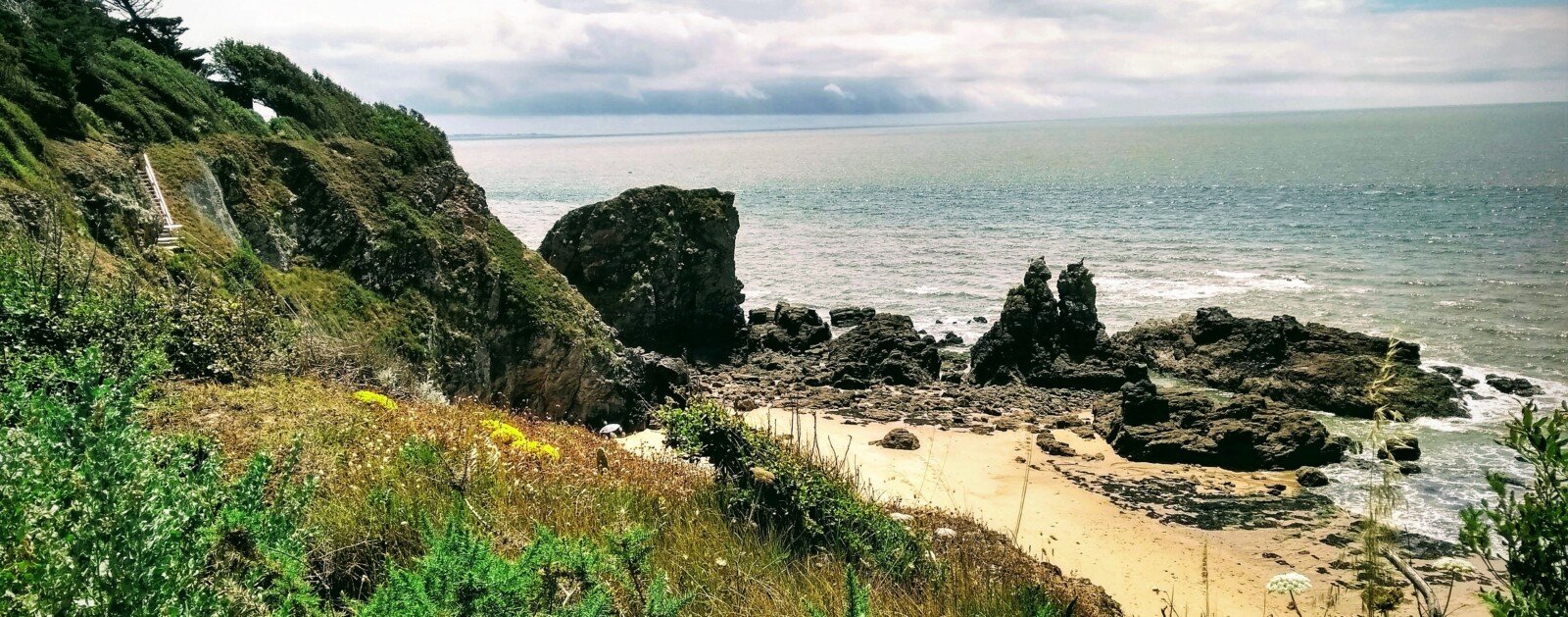 Crique rocheuse de Chemoulin près de Saint-Marc-sur-Mer, où la pêche à pied est réglementée