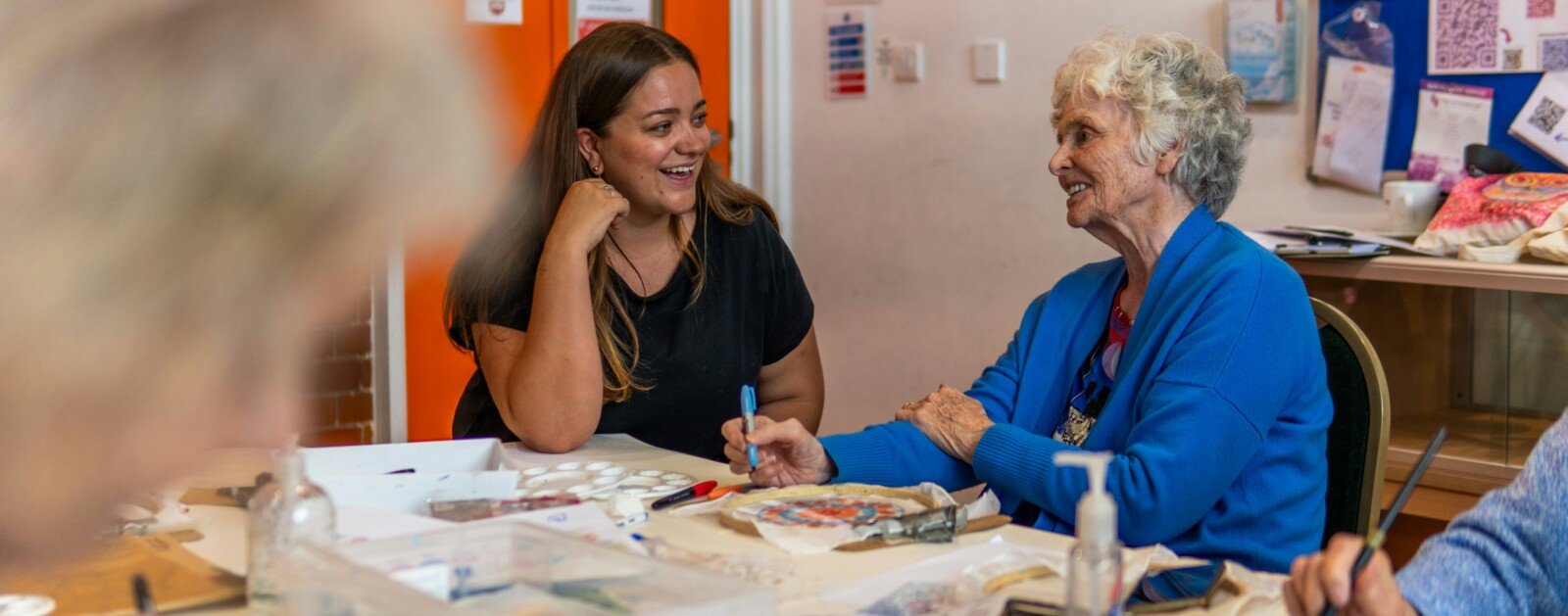 Personnes de générations différentes partageant un atelier créatif, illustration des activités seniors