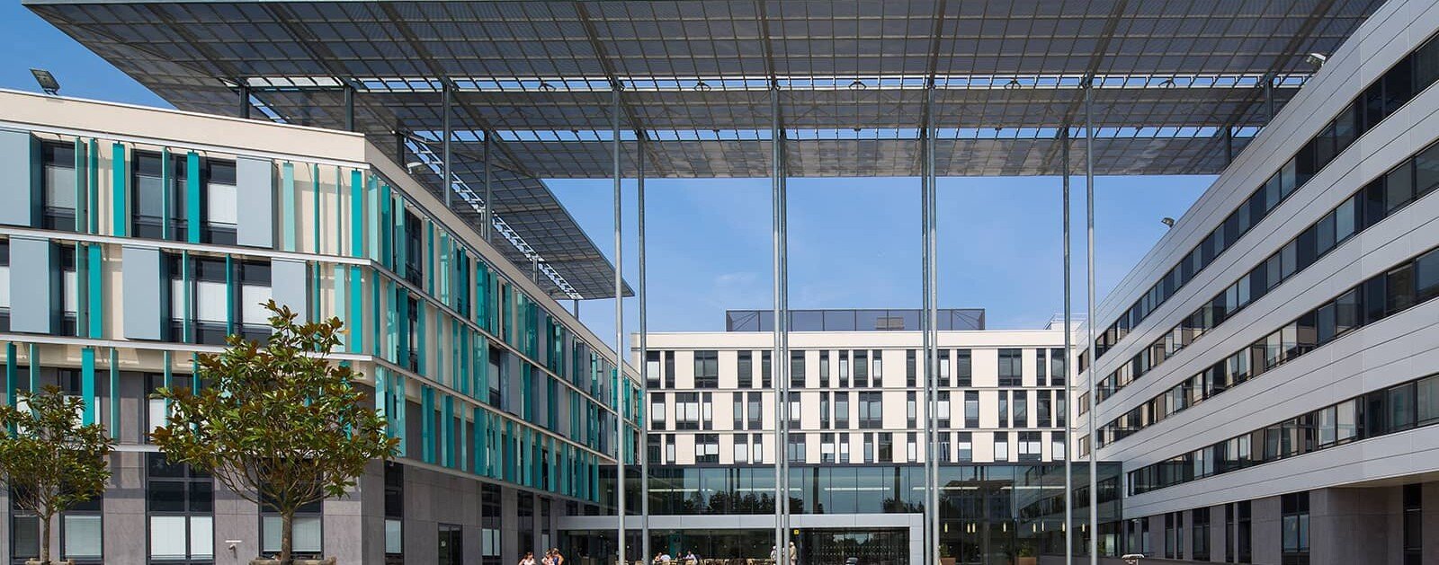 Entrée et bâtiments de la Cité sanitaire de Saint-Nazaire