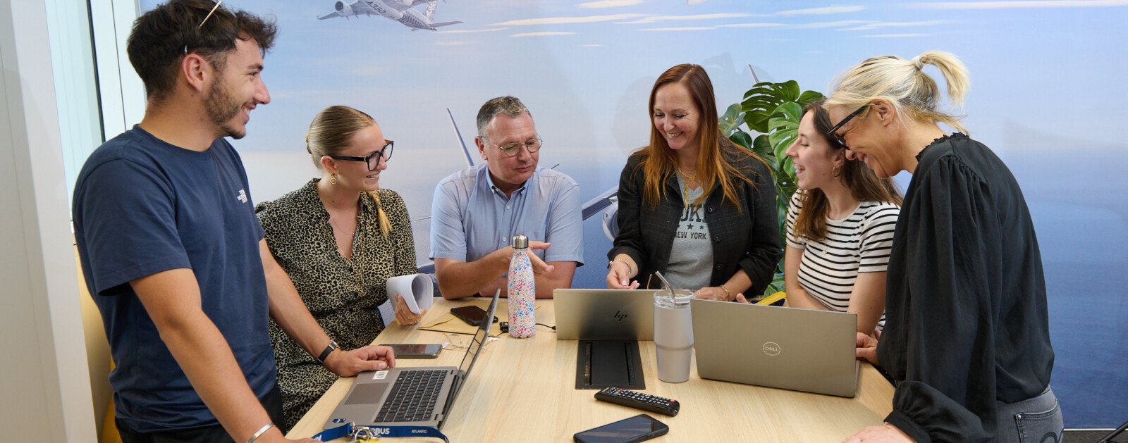 Salariés d'Airbus Atlantic réunis autour d'un projet, illustration du recrutement aéronautique à Saint-Nazaire