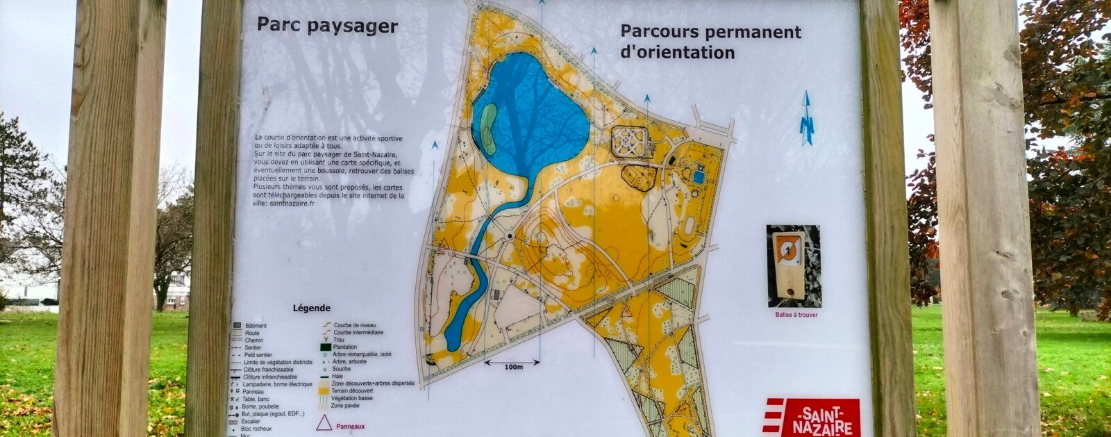 Panneau du parcours d’orientation dans le parc paysager de Saint-Nazaire, photographié en novembre 2023