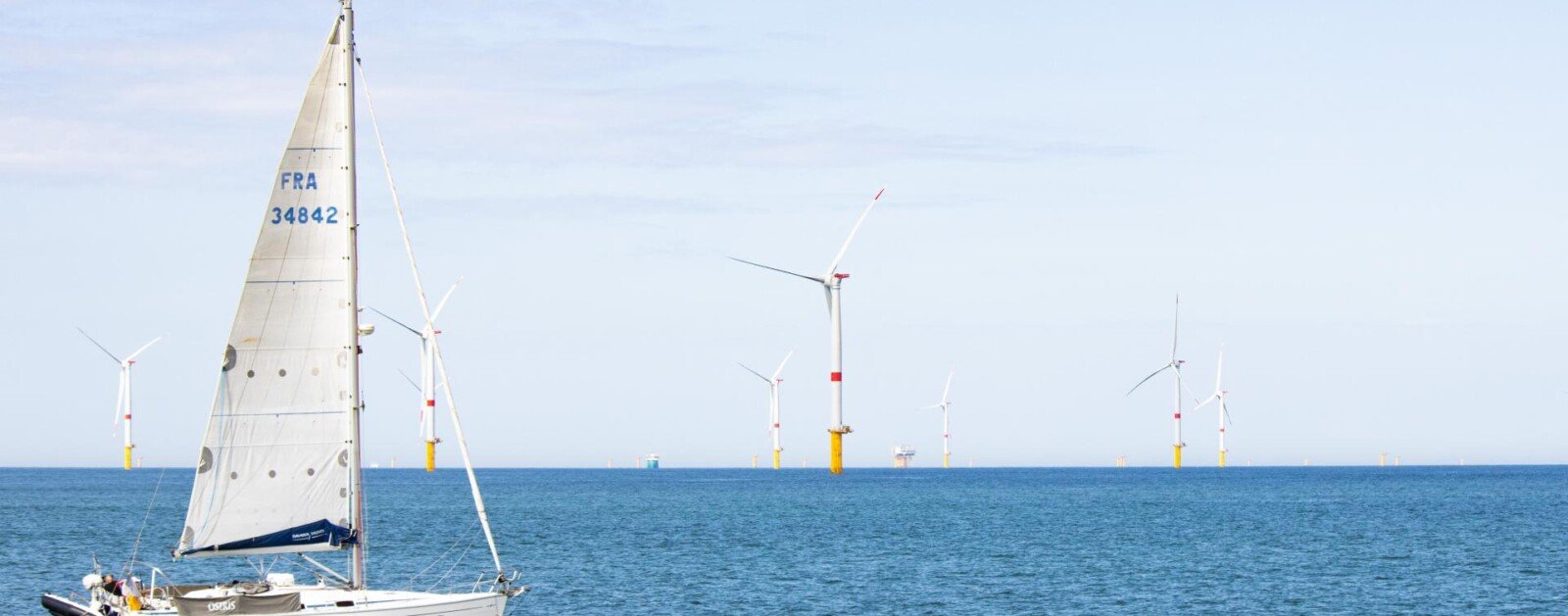 Voilier en navigation au large de Saint-Nazaire, illustrant les voiles réutilisées par la bagagerie Quinze Marins