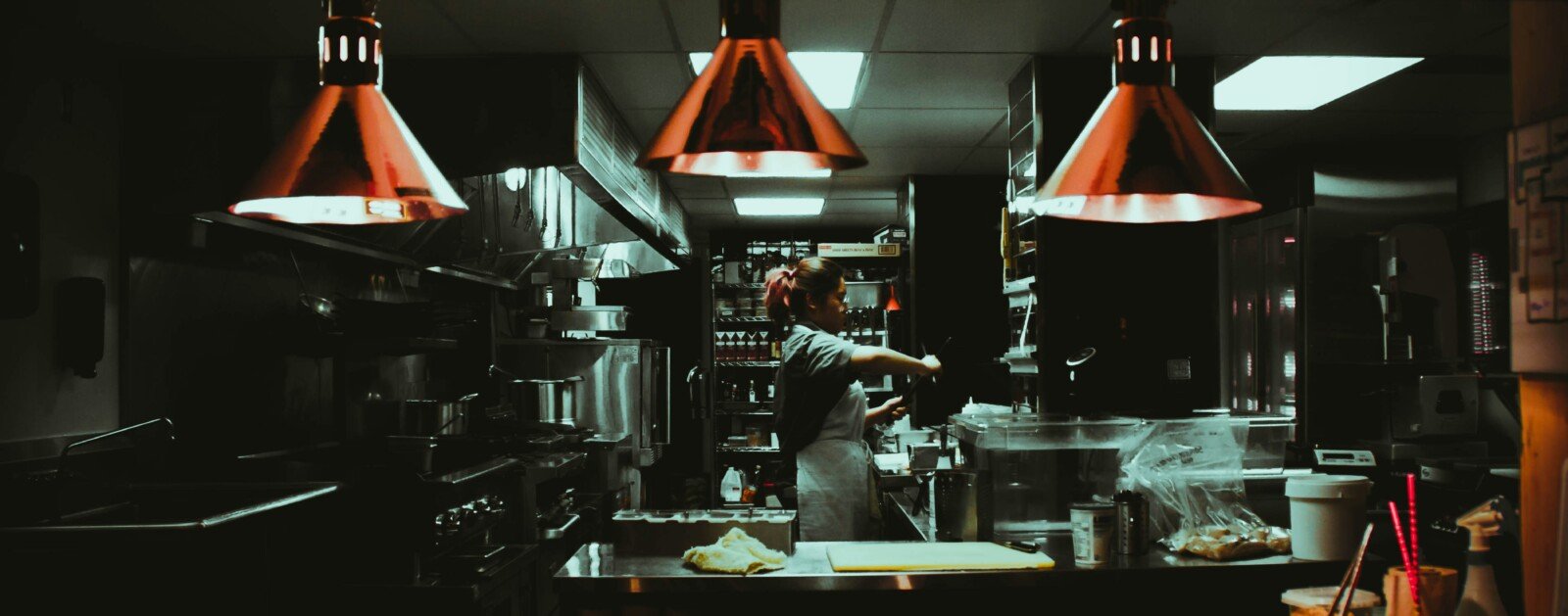 Préparation de repas dans un établissement de restauration, photo d'illustration d'une reconversion professionnelle