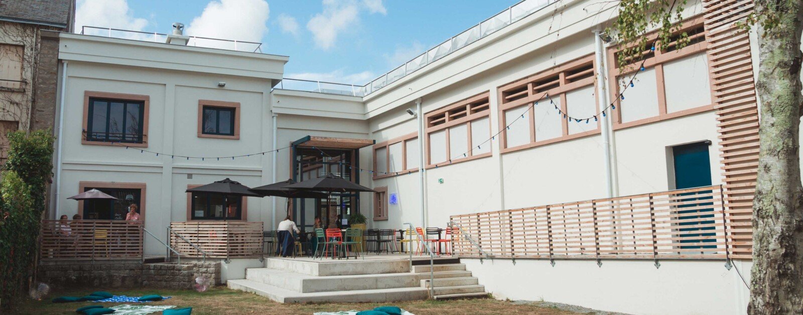 Terrasse et bâtiment de Bain Public à Saint-Nazaire, lieu accueillant Les Tutomouves