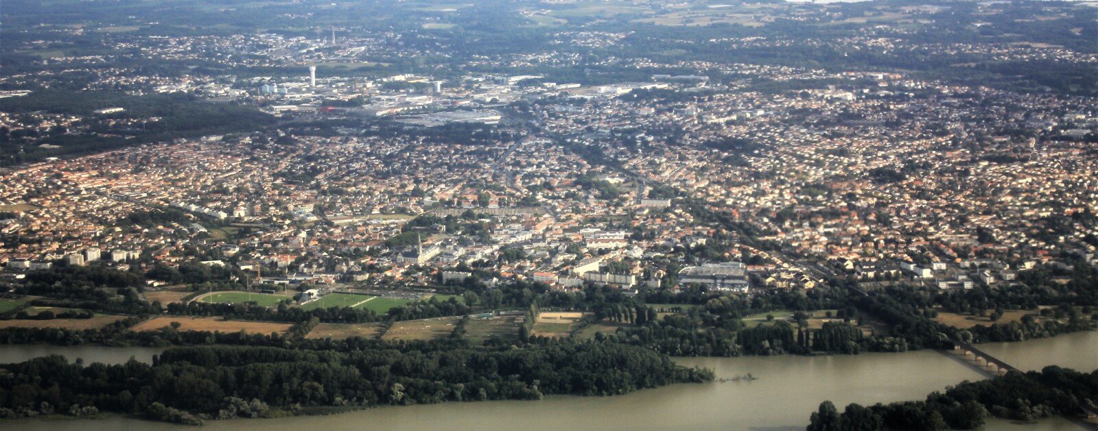 Vue aérienne de Saint-Sébastien-sur-Loire, photo d'illustration géographique qui ne représente pas les locaux de Galipy