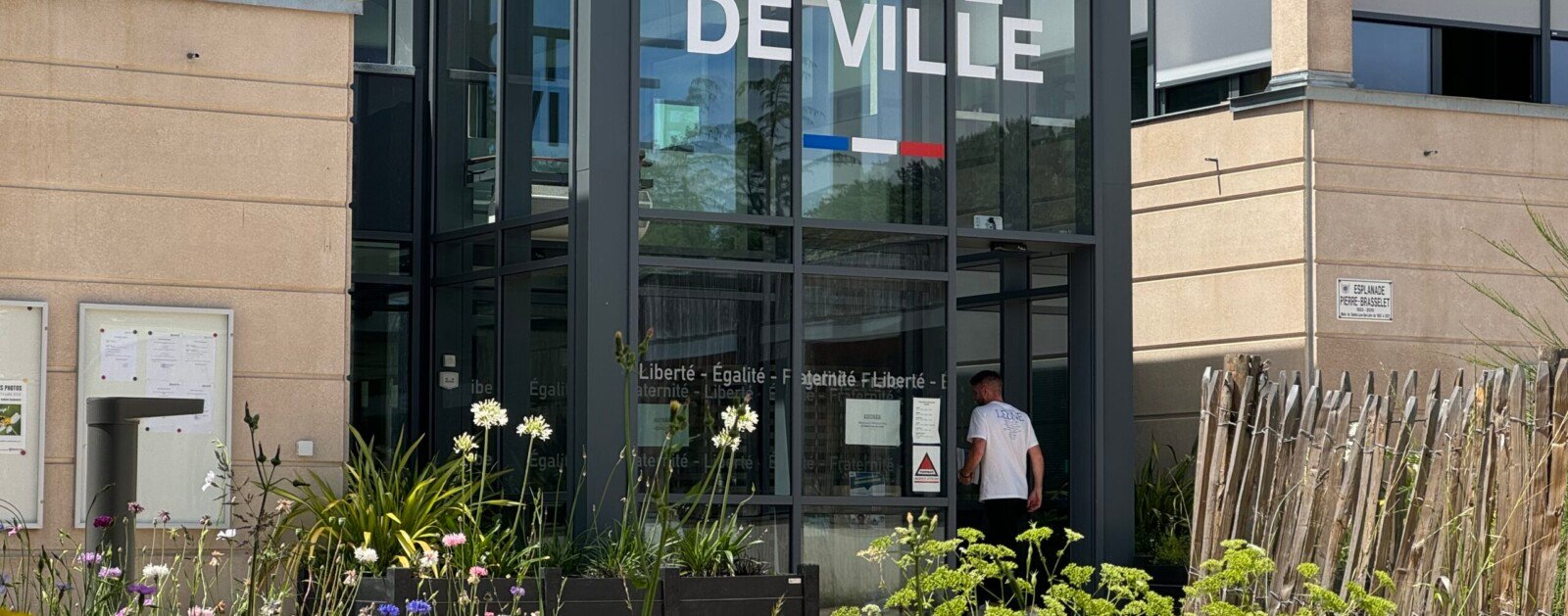 Façade et entrée de l'hôtel de ville de Sainte-Luce-sur-Loire où sont disponibles les formulaires de candidature aux comités consultatifs