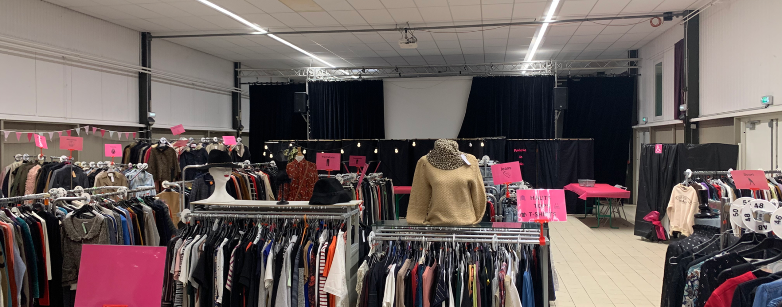 Vêtements exposés lors d'une précédente édition de Penderie de Folie à Sainte-Luce-sur-Loire