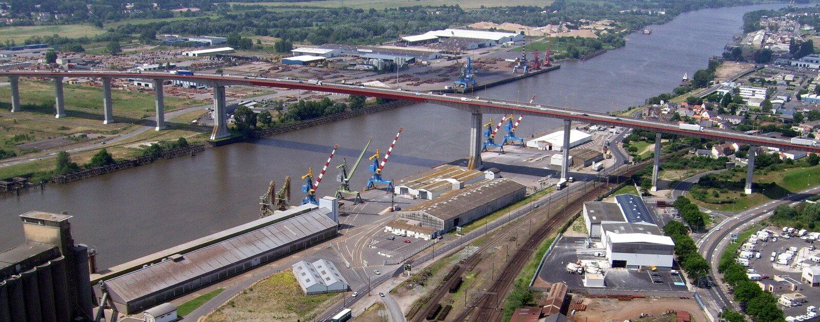 Pont de Cheviré au-dessus de la Loire à Nantes