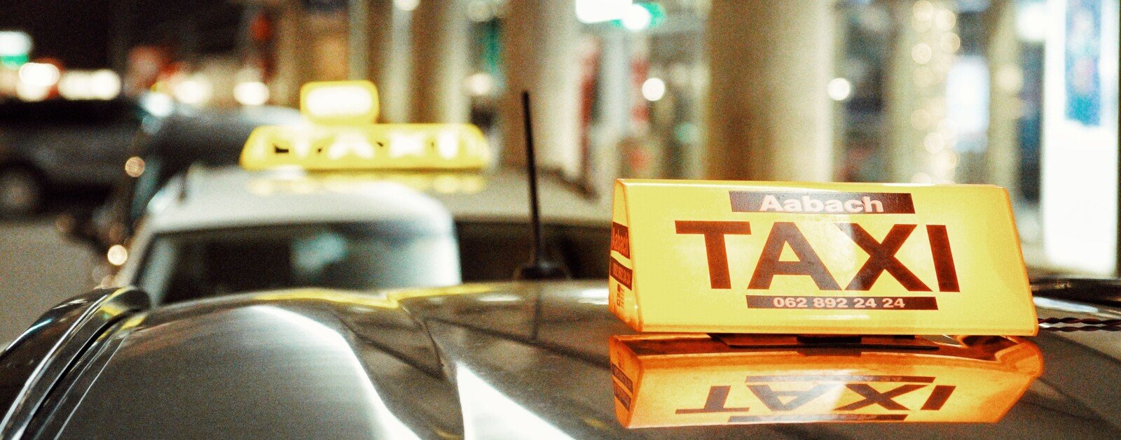 Lumineux TAXI sur le toit d’un véhicule en ville