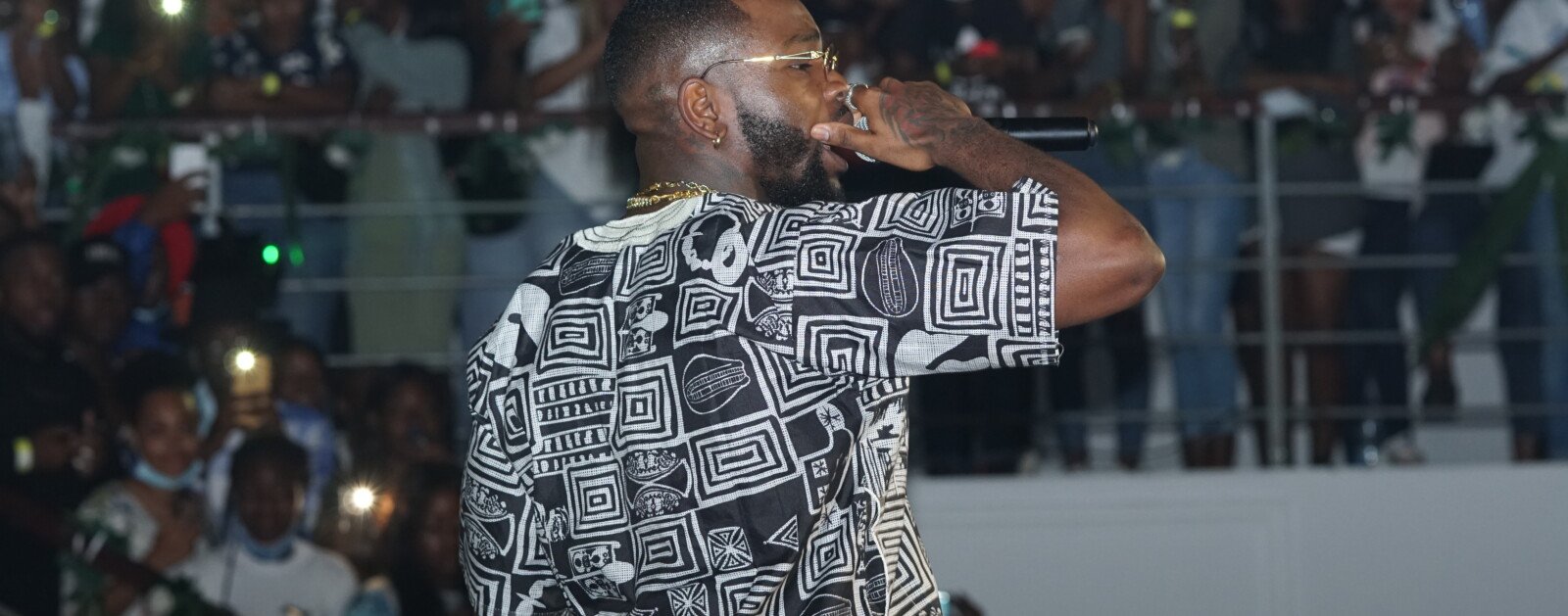 Tayc lors d'un showcase à Douala, photographie d'archive de 2020