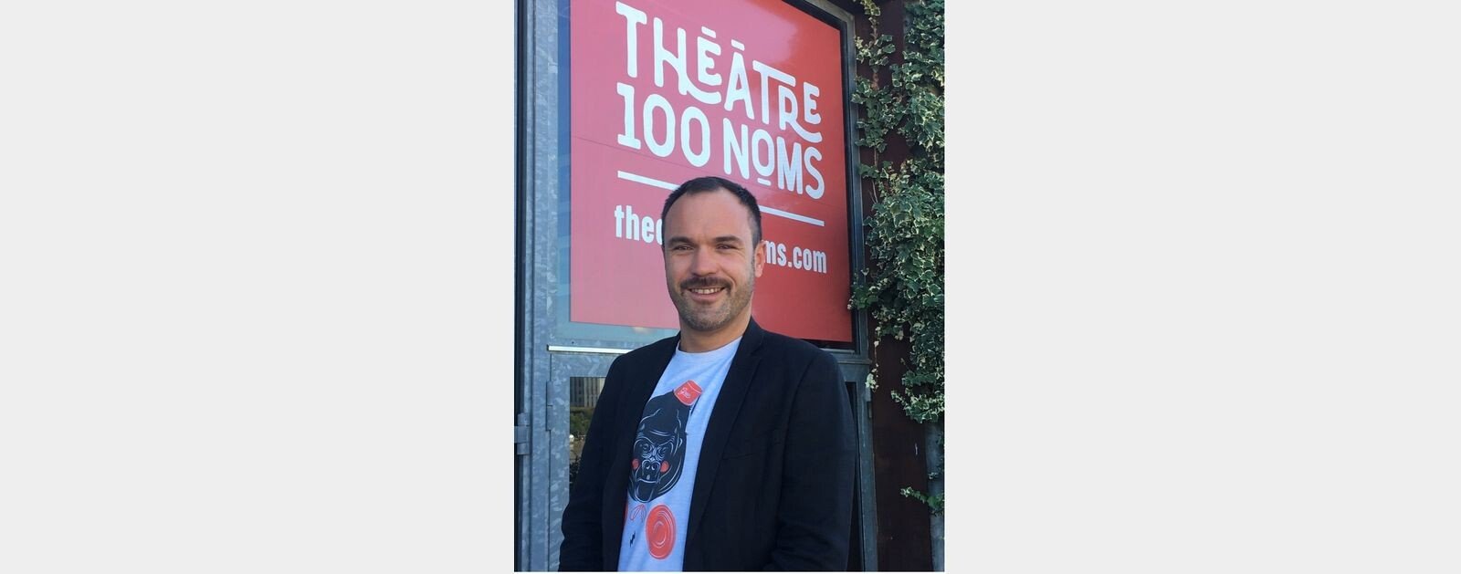 Clément Pouillot, directeur du Théâtre 100 Noms à Nantes, devant l'enseigne du théâtre, photographie d'archives de David Carnel