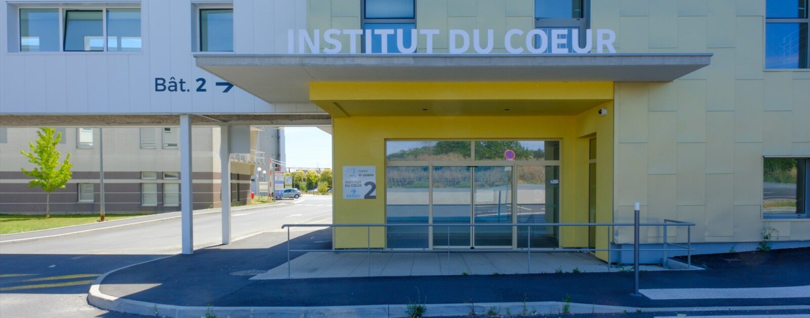 Entrée de l'Institut du cœur de la Clinique Saint-Joseph à Trélazé, photographie du véritable établissement accueillant la journée de dépistage ; archive hors événement.