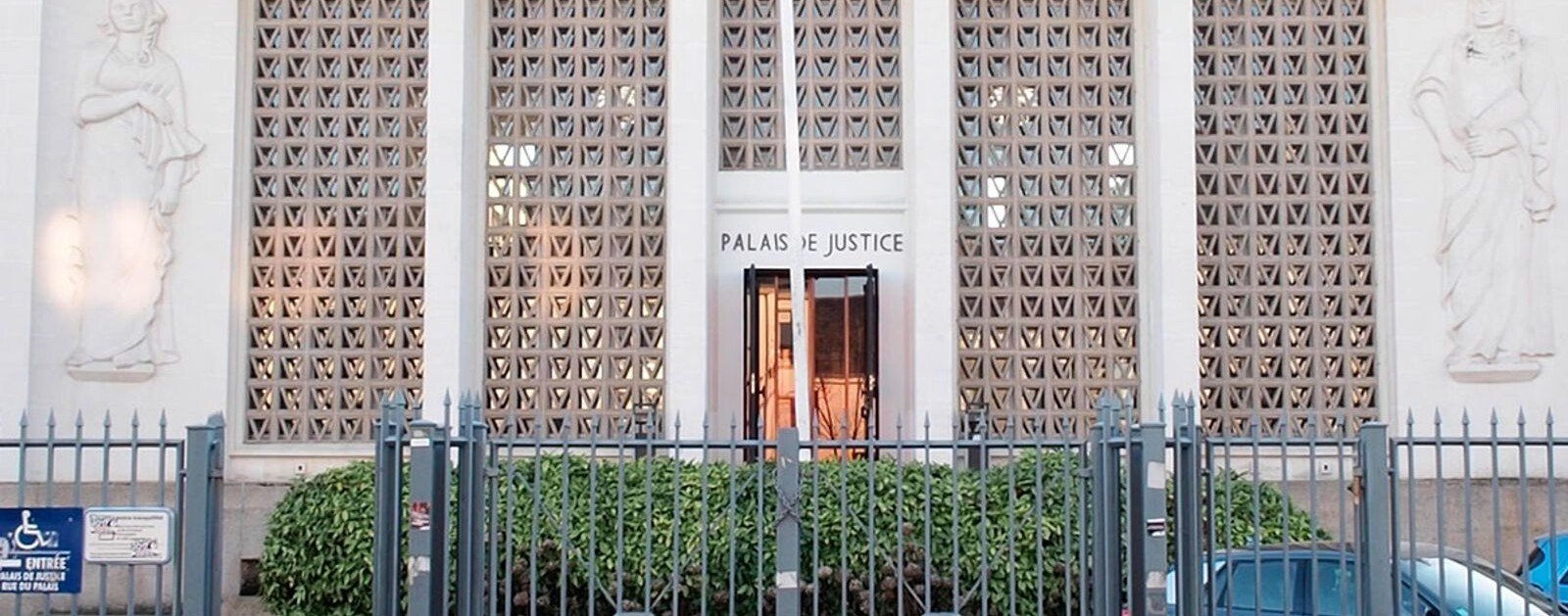 Façade réelle du palais de justice de Saint-Nazaire, photographie d'archive de septembre 2025