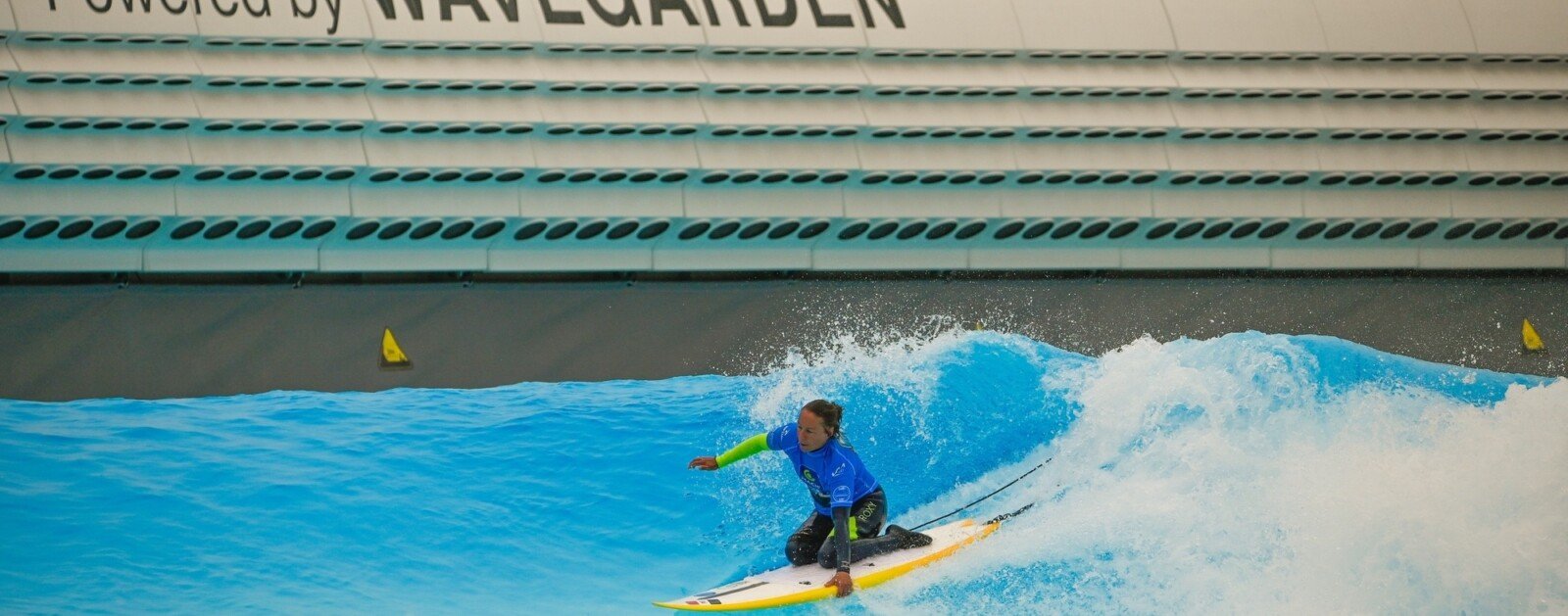 Emmanuelle Blanchet surfe à genoux sur une vague lors d’un entraînement de l’équipe de France de para surf à Sion.