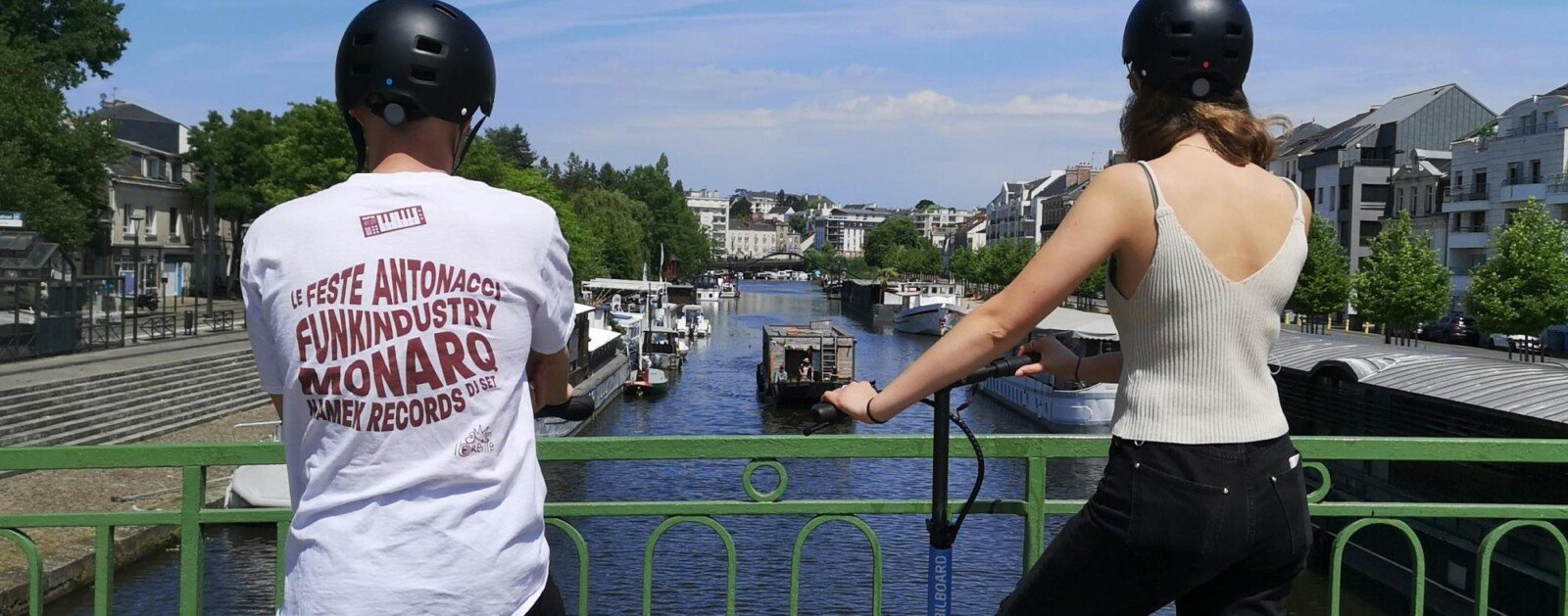 Deux utilisateurs casqués sur des trottinettes électriques à Nantes