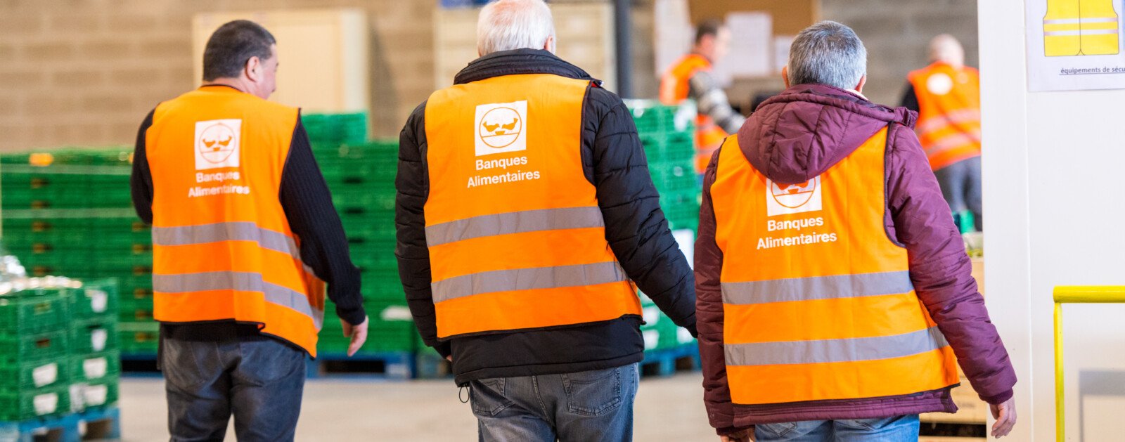 Bénévoles en chasubles orange du réseau Banques Alimentaires lors d'une opération de collecte