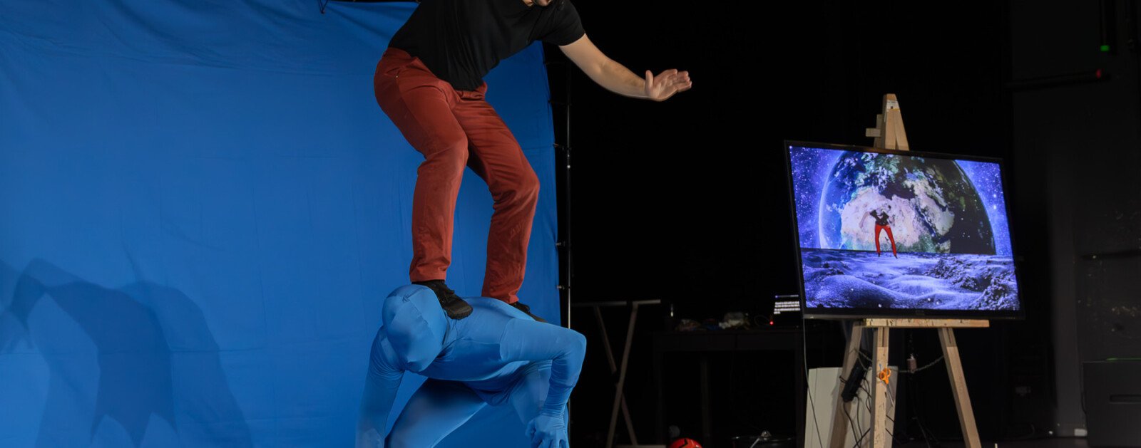 Les deux interprètes du spectacle Nous on n'a rien vu venir de la compagnie La Superette, dans une performance mêlant cirque et écran