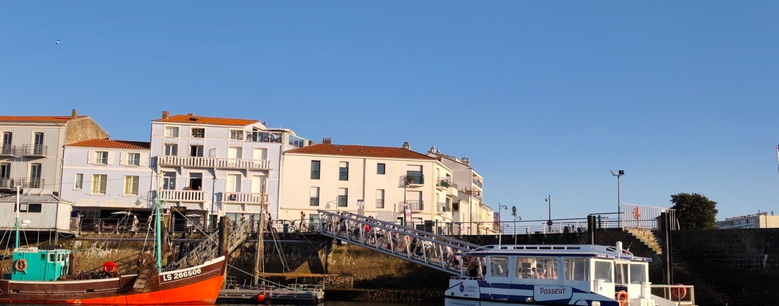 Port et quai des Sables-d'Olonne avec un chalutier traditionnel au bord du chenal