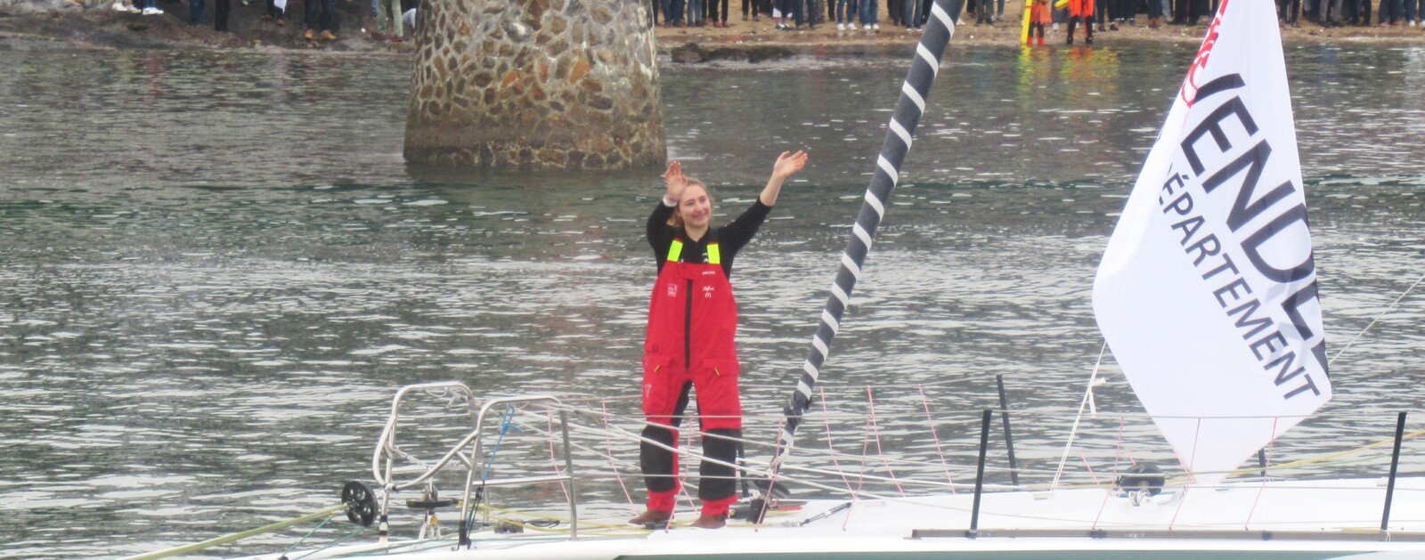 Violette Dorange salue le public au départ du Vendée Globe 2024, aux Sables-d’Olonne, le 10 novembre 2024.
