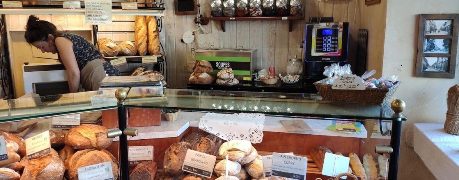 Comptoir et pains de Maison Potier à La Roche-sur-Yon, boulangerie participante à Ramène ta boîte 2026, photo d'archive