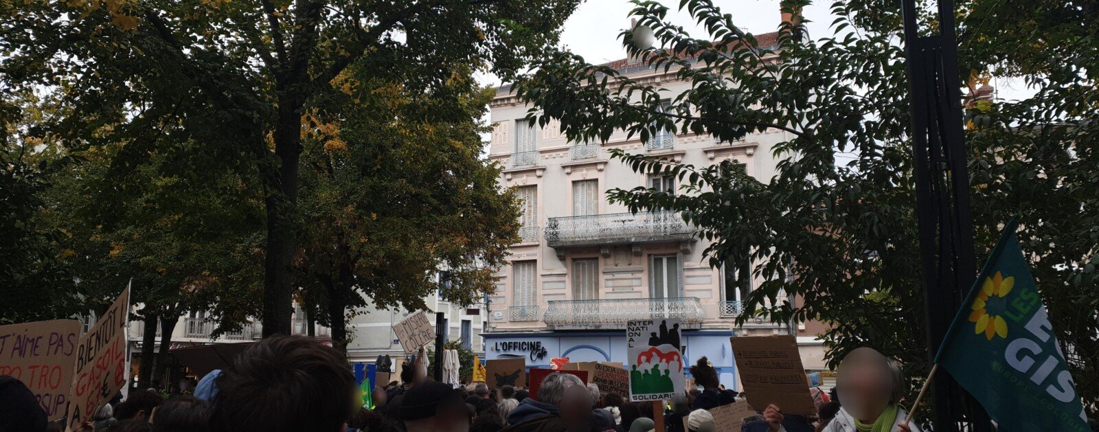 Cortège de la mobilisation du 17 octobre 2026 à Valence, Drôme. Photographie d’archive du mouvement national, non prise en Vendée.