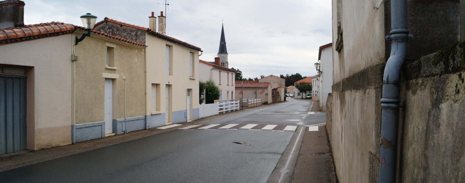 Vue réelle du bourg de Sainte-Florence en Vendée, dans le secteur de la secousse sismique