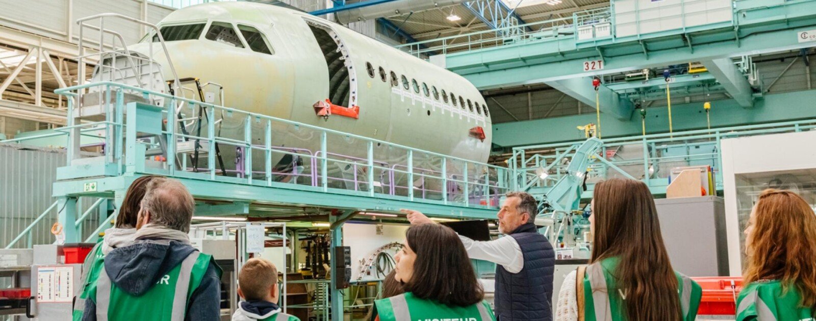 Groupe de visiteurs en gilets verts découvrant l'usine Airbus Atlantic près de Saint-Nazaire, image d'illustration des visites industrielles en Loire-Atlantique